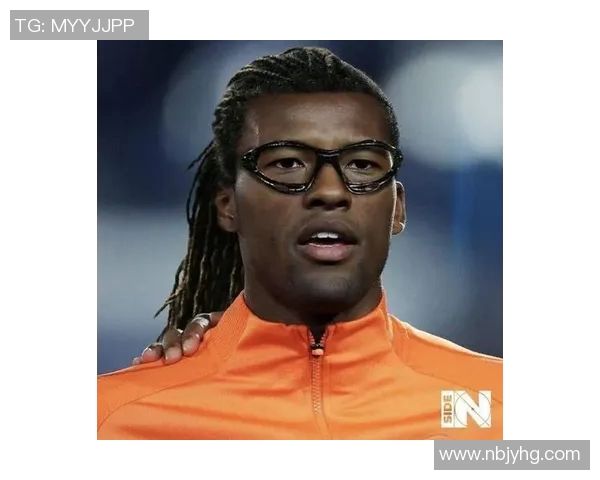 红发足球明星的传奇故事与赛场风采揭秘